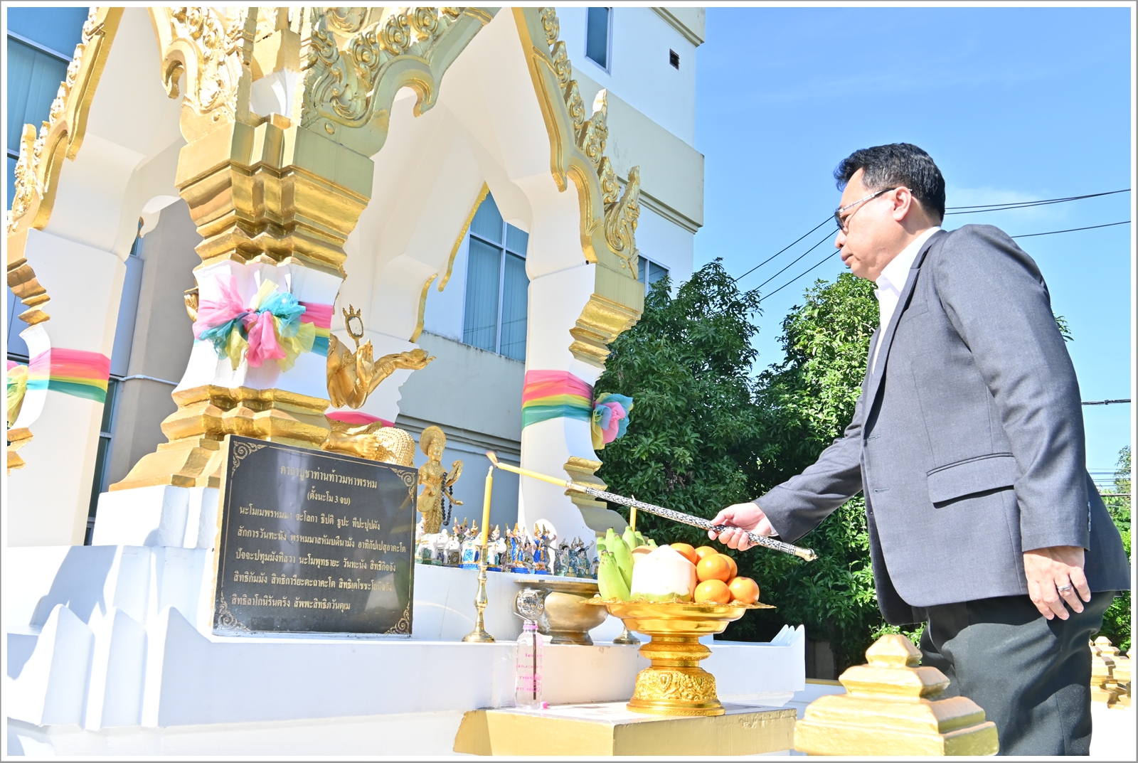 อธิบดีกรมบังคับคดีนำคณะผู้บริหารกรมบังคับคดี ไหว้สักการะท่านท้าวมหาพรหม และศาลตายาย เพื่อความเป็นสิริมงคล